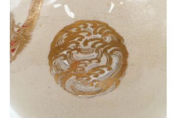 時代物　在銘 大迫　薩摩焼　白薩摩　双耳　金彩で緻密に描かれたデザインが華麗な花瓶(壺、花器、花入、花生、象耳、壷、つぼ、ゾウ、龍、鳳凰、裏印)(R-078894)