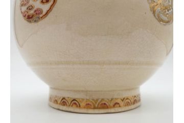 時代物　在銘 大迫　薩摩焼　白薩摩　双耳　金彩で緻密に描かれたデザインが華麗な花瓶(壺、花器、花入、花生、象耳、壷、つぼ、ゾウ、龍、鳳凰、裏印)(R-078894)