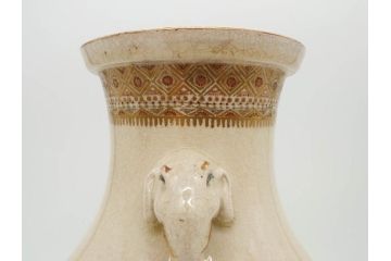 時代物　在銘 大迫　薩摩焼　白薩摩　双耳　金彩で緻密に描かれたデザインが華麗な花瓶(壺、花器、花入、花生、象耳、壷、つぼ、ゾウ、龍、鳳凰、裏印)(R-078894)