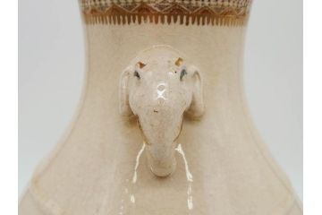 時代物　在銘 大迫　薩摩焼　白薩摩　双耳　金彩で緻密に描かれたデザインが華麗な花瓶(壺、花器、花入、花生、象耳、壷、つぼ、ゾウ、龍、鳳凰、裏印)(R-078894)