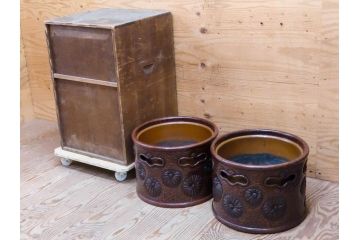 明治期　時代物　上手物　彫刻　鎌倉彫り　菊文　艶やかな漆の濃淡が美しい高級感のある火鉢2点セット(漆器、木製、丸火鉢、手あぶり、共箱付き、火箸付き)(R-078898)