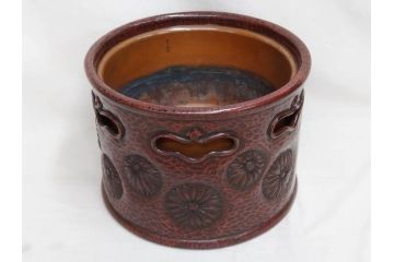 明治期　時代物　上手物　彫刻　鎌倉彫り　菊文　艶やかな漆の濃淡が美しい高級感のある火鉢2点セット(漆器、木製、丸火鉢、手あぶり、共箱付き、火箸付き)(R-078898)