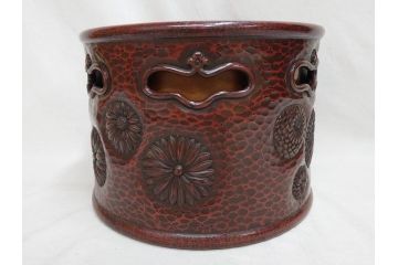 明治期　時代物　上手物　彫刻　鎌倉彫り　菊文　艶やかな漆の濃淡が美しい高級感のある火鉢2点セット(漆器、木製、丸火鉢、手あぶり、共箱付き、火箸付き)(R-078898)