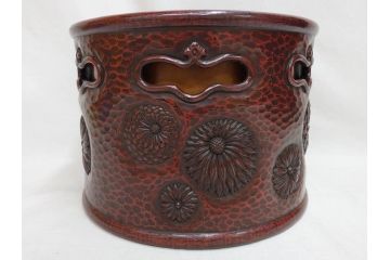 明治期　時代物　上手物　彫刻　鎌倉彫り　菊文　艶やかな漆の濃淡が美しい高級感のある火鉢2点セット(漆器、木製、丸火鉢、手あぶり、共箱付き、火箸付き)(R-078898)