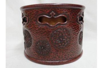 明治期　時代物　上手物　彫刻　鎌倉彫り　菊文　艶やかな漆の濃淡が美しい高級感のある火鉢2点セット(漆器、木製、丸火鉢、手あぶり、共箱付き、火箸付き)(R-078898)