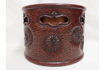 明治期　時代物　上手物　彫刻　鎌倉彫り　菊文　艶やかな漆の濃淡が美しい高級感のある火鉢2点セット(漆器、木製、丸火鉢、手あぶり、共箱付き、火箸付き)(R-078898)