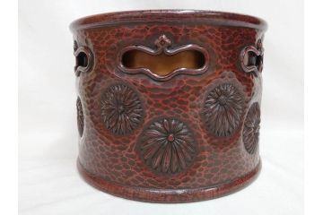 明治期　時代物　上手物　彫刻　鎌倉彫り　菊文　艶やかな漆の濃淡が美しい高級感のある火鉢2点セット(漆器、木製、丸火鉢、手あぶり、共箱付き、火箸付き)(R-078898)