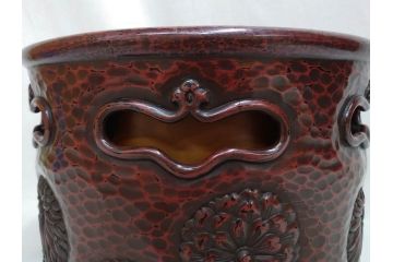 明治期　時代物　上手物　彫刻　鎌倉彫り　菊文　艶やかな漆の濃淡が美しい高級感のある火鉢2点セット(漆器、木製、丸火鉢、手あぶり、共箱付き、火箸付き)(R-078898)