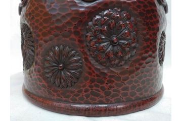 明治期　時代物　上手物　彫刻　鎌倉彫り　菊文　艶やかな漆の濃淡が美しい高級感のある火鉢2点セット(漆器、木製、丸火鉢、手あぶり、共箱付き、火箸付き)(R-078898)