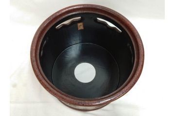 明治期　時代物　上手物　彫刻　鎌倉彫り　菊文　艶やかな漆の濃淡が美しい高級感のある火鉢2点セット(漆器、木製、丸火鉢、手あぶり、共箱付き、火箸付き)(R-078898)