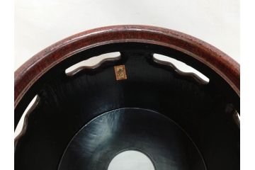 明治期　時代物　上手物　彫刻　鎌倉彫り　菊文　艶やかな漆の濃淡が美しい高級感のある火鉢2点セット(漆器、木製、丸火鉢、手あぶり、共箱付き、火箸付き)(R-078898)
