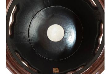 明治期　時代物　上手物　彫刻　鎌倉彫り　菊文　艶やかな漆の濃淡が美しい高級感のある火鉢2点セット(漆器、木製、丸火鉢、手あぶり、共箱付き、火箸付き)(R-078898)