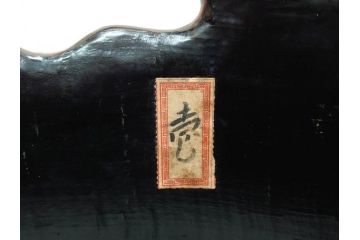 明治期　時代物　上手物　彫刻　鎌倉彫り　菊文　艶やかな漆の濃淡が美しい高級感のある火鉢2点セット(漆器、木製、丸火鉢、手あぶり、共箱付き、火箸付き)(R-078898)