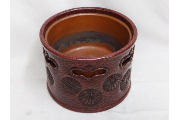 明治期　時代物　上手物　彫刻　鎌倉彫り　菊文　艶やかな漆の濃淡が美しい高級感のある火鉢2点セット(漆器、木製、丸火鉢、手あぶり、共箱付き、火箸付き)(R-078898)