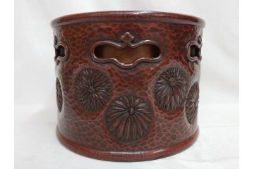 明治期　時代物　上手物　彫刻　鎌倉彫り　菊文　艶やかな漆の濃淡が美しい高級感のある火鉢2点セット(漆器、木製、丸火鉢、手あぶり、共箱付き、火箸付き)(R-078898)