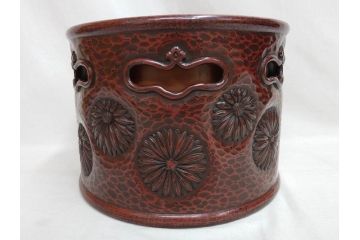 明治期　時代物　上手物　彫刻　鎌倉彫り　菊文　艶やかな漆の濃淡が美しい高級感のある火鉢2点セット(漆器、木製、丸火鉢、手あぶり、共箱付き、火箸付き)(R-078898)