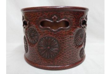 明治期　時代物　上手物　彫刻　鎌倉彫り　菊文　艶やかな漆の濃淡が美しい高級感のある火鉢2点セット(漆器、木製、丸火鉢、手あぶり、共箱付き、火箸付き)(R-078898)