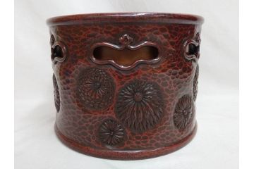明治期　時代物　上手物　彫刻　鎌倉彫り　菊文　艶やかな漆の濃淡が美しい高級感のある火鉢2点セット(漆器、木製、丸火鉢、手あぶり、共箱付き、火箸付き)(R-078898)