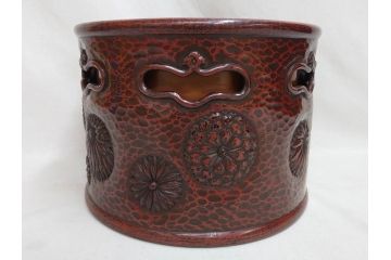 明治期　時代物　上手物　彫刻　鎌倉彫り　菊文　艶やかな漆の濃淡が美しい高級感のある火鉢2点セット(漆器、木製、丸火鉢、手あぶり、共箱付き、火箸付き)(R-078898)