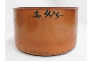 明治期　時代物　上手物　彫刻　鎌倉彫り　菊文　艶やかな漆の濃淡が美しい高級感のある火鉢2点セット(漆器、木製、丸火鉢、手あぶり、共箱付き、火箸付き)(R-078898)