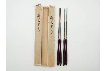 明治期　時代物　上手物　彫刻　鎌倉彫り　菊文　艶やかな漆の濃淡が美しい高級感のある火鉢2点セット(漆器、木製、丸火鉢、手あぶり、共箱付き、火箸付き)(R-078898)