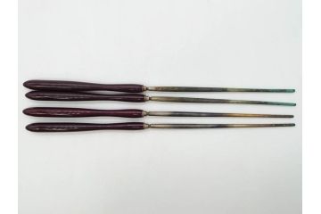 明治期　時代物　上手物　彫刻　鎌倉彫り　菊文　艶やかな漆の濃淡が美しい高級感のある火鉢2点セット(漆器、木製、丸火鉢、手あぶり、共箱付き、火箸付き)(R-078898)