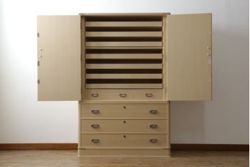 中古　美品!!　伝統工芸士　小林雄蔵作　品のある佇まいが和の雰囲気を引き立てる加茂総桐箪笥(胴丸、総桐たんす、着物箪笥、衣装箪笥、引き出し、和タンス)(定価約140万円)(R-078900)