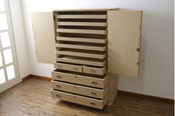 中古　美品!!　伝統工芸士　小林雄蔵作　品のある佇まいが和の雰囲気を引き立てる加茂総桐箪笥(胴丸、総桐たんす、着物箪笥、衣装箪笥、引き出し、和タンス)(定価約140万円)(R-078900)