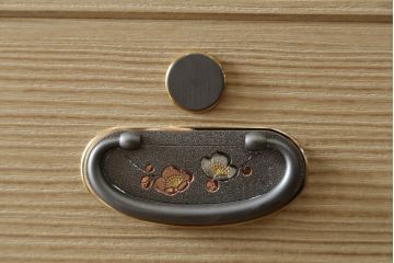 中古　美品　伝統工芸士　小林雄蔵作　品のある佇まいが和の雰囲気を引き立てる加茂総桐箪笥(胴丸、総桐たんす、衣装箪笥、収納箪笥、引き出し、和タンス)(定価約140万円)(R-078901)