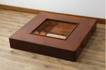 中古　美品　総欅(ケヤキ)材　漆塗り　直置型の重厚な囲炉裏テーブル(4人掛け、木製火鉢)(定価約48万円)(R-078902)