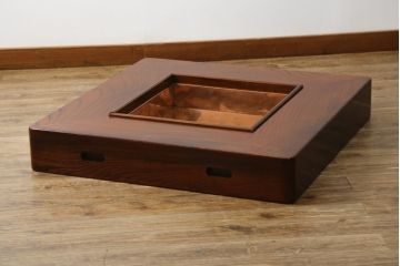 中古　美品　総欅(ケヤキ)材　漆塗り　直置型の重厚な囲炉裏テーブル(4人掛け、木製火鉢)(定価約48万円)(R-078902)