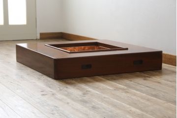 中古　美品　総欅(ケヤキ)材　漆塗り　直置型の重厚な囲炉裏テーブル(4人掛け、木製火鉢)(定価約48万円)(R-078902)