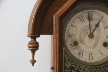 アメリカ　THE NEW HAVEN CLOCK社　8DAY　個性的なデザインが目を引く振り子時計(柱時計、古時計、掛け時計)(R-078914)