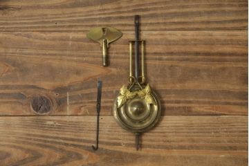 アメリカ　THE NEW HAVEN CLOCK社　8DAY　個性的なデザインが目を引く振り子時計(柱時計、古時計、掛け時計)(R-078914)