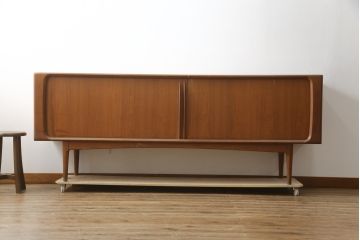 デンマークビンテージ　Bernh. Pedersen & Son(バーンハートピダーセン&サン)製 Johannes Andersen(ヨハネス・アンダーセン)　チーク材　洗練されたデザインが美しい蛇腹扉のサイドボード(リビングボード、テレビボード、テレビ台、戸棚、収納棚、ヴィンテージ、北欧)(R-078923)