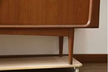 デンマークビンテージ　Bernh. Pedersen & Son(バーンハートピダーセン&サン)製 Johannes Andersen(ヨハネス・アンダーセン)　チーク材　洗練されたデザインが美しい蛇腹扉のサイドボード(リビングボード、テレビボード、テレビ台、戸棚、収納棚、ヴィンテージ、北欧)(R-078923)