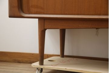 デンマークビンテージ　Bernh. Pedersen & Son(バーンハートピダーセン&サン)製 Johannes Andersen(ヨハネス・アンダーセン)　チーク材　洗練されたデザインが美しい蛇腹扉のサイドボード(リビングボード、テレビボード、テレビ台、戸棚、収納棚、ヴィンテージ、北欧)(R-078923)