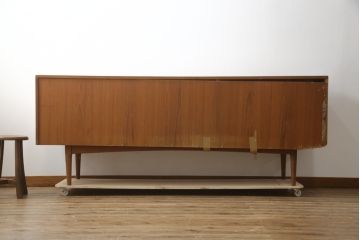 デンマークビンテージ　Bernh. Pedersen & Son(バーンハートピダーセン&サン)製 Johannes Andersen(ヨハネス・アンダーセン)　チーク材　洗練されたデザインが美しい蛇腹扉のサイドボード(リビングボード、テレビボード、テレビ台、戸棚、収納棚、ヴィンテージ、北欧)(R-078923)