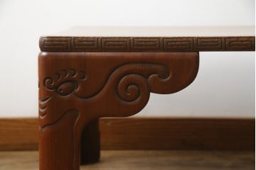 中古　民芸家具　如雲刻　最高級　特注品!!　脚や天板にほどこされた大胆な彫刻が目を引く座卓(ローテーブル、センターテーブル、リビングテーブル)(R-078924)