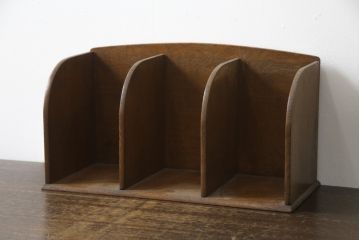 和製アンティーク　ナラ材　落ち着いた木の色味とシンプルなデザインが魅力的な本立て(ブックスタンド)(R-078929)