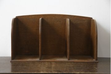 和製アンティーク　ナラ材　落ち着いた木の色味とシンプルなデザインが魅力的な本立て(ブックスタンド)(R-078929)