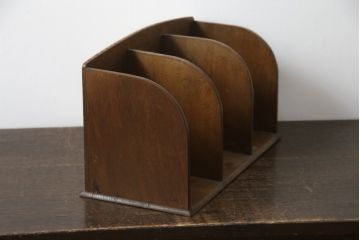 和製アンティーク　ナラ材　落ち着いた木の色味とシンプルなデザインが魅力的な本立て(ブックスタンド)(R-078929)