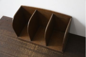 和製アンティーク　ナラ材　落ち着いた木の色味とシンプルなデザインが魅力的な本立て(ブックスタンド)(R-078929)