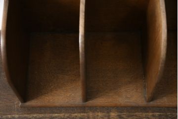 和製アンティーク　ナラ材　落ち着いた木の色味とシンプルなデザインが魅力的な本立て(ブックスタンド)(R-078929)