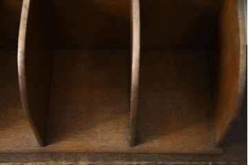 和製アンティーク　ナラ材　落ち着いた木の色味とシンプルなデザインが魅力的な本立て(ブックスタンド)(R-078929)