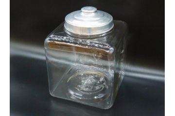 アンティーク雑貨　当時物　デッドストック　アルミ蓋　多種多様の使い道ができるガラス瓶(角型、角瓶、キャニスター、ガラスビン、菓子瓶、硝子、フタ付き、小物入れ、ディスプレイ雑貨、古道具、店舗什器)(R-078935)