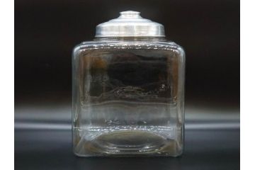 アンティーク雑貨　当時物　デッドストック　アルミ蓋　多種多様の使い道ができるガラス瓶(角型、角瓶、キャニスター、ガラスビン、菓子瓶、硝子、フタ付き、小物入れ、ディスプレイ雑貨、古道具、店舗什器)(R-078935)