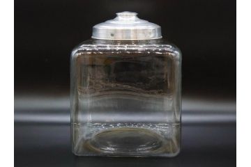 アンティーク雑貨　当時物　デッドストック　アルミ蓋　多種多様の使い道ができるガラス瓶(角型、角瓶、キャニスター、ガラスビン、菓子瓶、硝子、フタ付き、小物入れ、ディスプレイ雑貨、古道具、店舗什器)(R-078935)