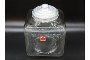 アンティーク雑貨　当時物　デッドストック　アルミ蓋　シンプルで使い勝手の良いガラス瓶(角型、角瓶、キャニスター、ガラスビン、菓子瓶、硝子、フタ付き、小物入れ、ディスプレイ雑貨、古道具、店舗什器)(R-078936)