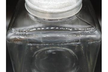 アンティーク雑貨　当時物　デッドストック　アルミ蓋　シンプルで使い勝手の良いガラス瓶(角型、角瓶、キャニスター、ガラスビン、菓子瓶、硝子、フタ付き、小物入れ、ディスプレイ雑貨、古道具、店舗什器)(R-078936)